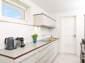 KĂŒhlschrank, Ofen, GeschirrspĂŒler, Wasserkocher mit Kaffee-/Teezubehör