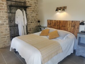 5 bedrooms, iron/ironing board, WiFi, bed sheets