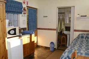 Twin Room (Soetdoring) | Individually decorated, individually furnished, iron/ironing board - Marnicus Guesthouse (Matjhabeng)
