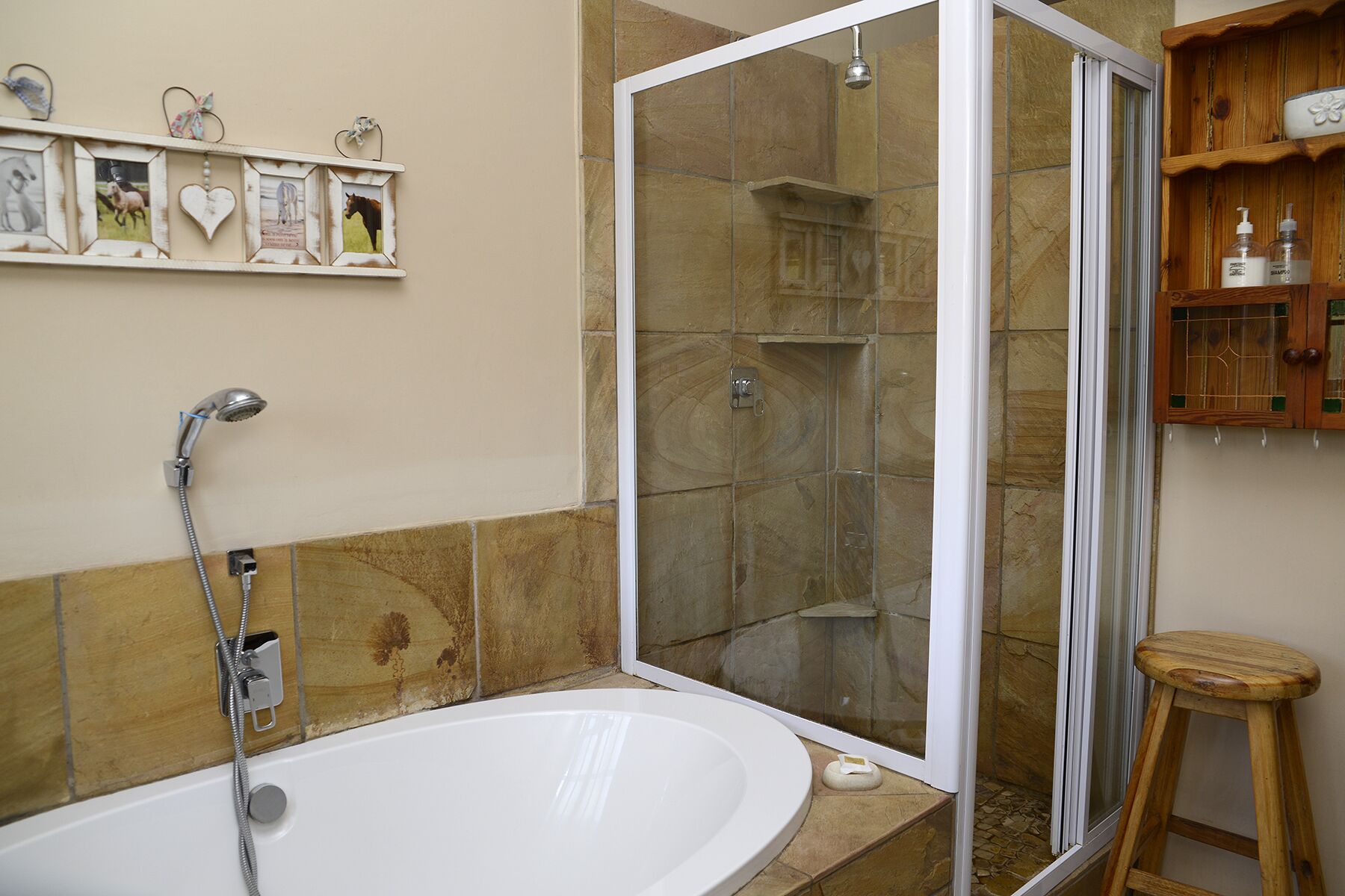 Habitación triple de lujo, 1 habitación, no fumadores, vistas a la piscina (Geelhout) | Baño | Cabezal de ducha tipo lluvia, toallas, jabón y papel higiénico