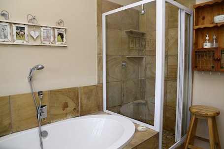 Luxury Triple Room, 1 Bedroom, Non Smoking, Pool View (Geelhout) | Bathroom. Marnicus Guesthouse