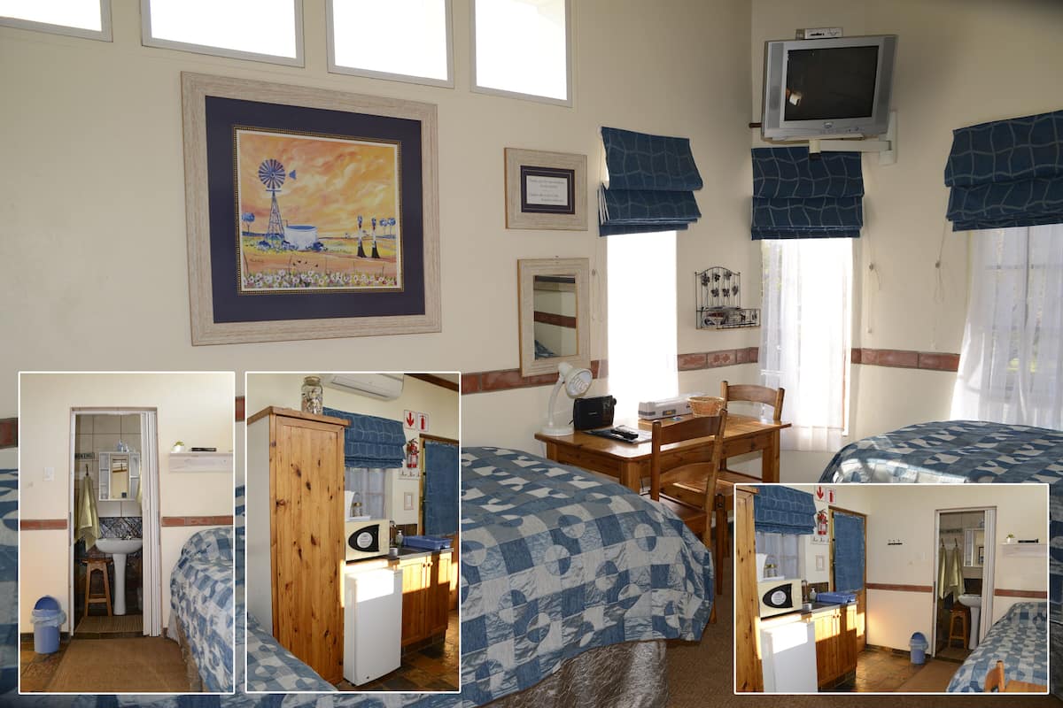 Twin Room (Soetdoring) | Iron/ironing board, WiFi (free), individually decorated