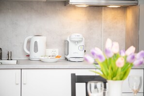Kühlschrank, Mikrowelle, Herdplatte, Wasserkocher mit Kaffee-/Teezubehör