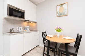 Réfrigérateur, micro-ondes, plaque de cuisson, cafetière/bouilloire