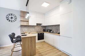 Fridge, microwave, stovetop, dishwasher