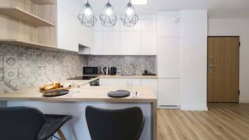 Réfrigérateur, micro-ondes, plaque de cuisson, lave-vaisselle