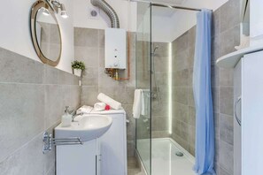 Dusche, Haartrockner, Handtücher, Shampoo