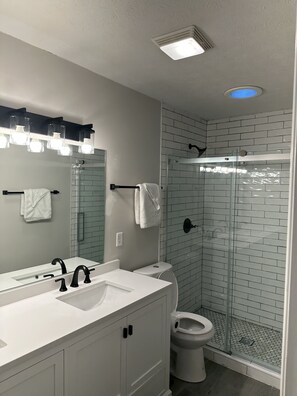 Combined shower/bathtub, towels, toilet paper