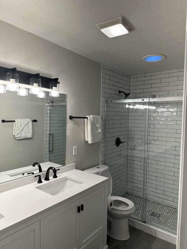Combined shower/tub, towels, toilet paper