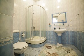 Comfort Triple Room | Bathroom | Bathtub, free toiletries, hair dryer, slippers