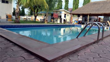 Una piscina al aire libre