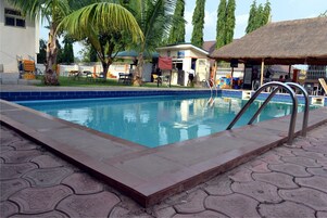 Una piscina al aire libre