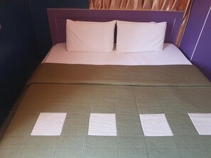 Premier Room | Desk, laptop workspace, free WiFi, bed sheets - Franzy Suites And Lounge (Jos)