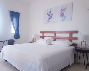 Deluxe-huone, 1 suuri parisänky | Minibaari, yksilöllisesti sisustettu, yksilöllisesti kalustettu