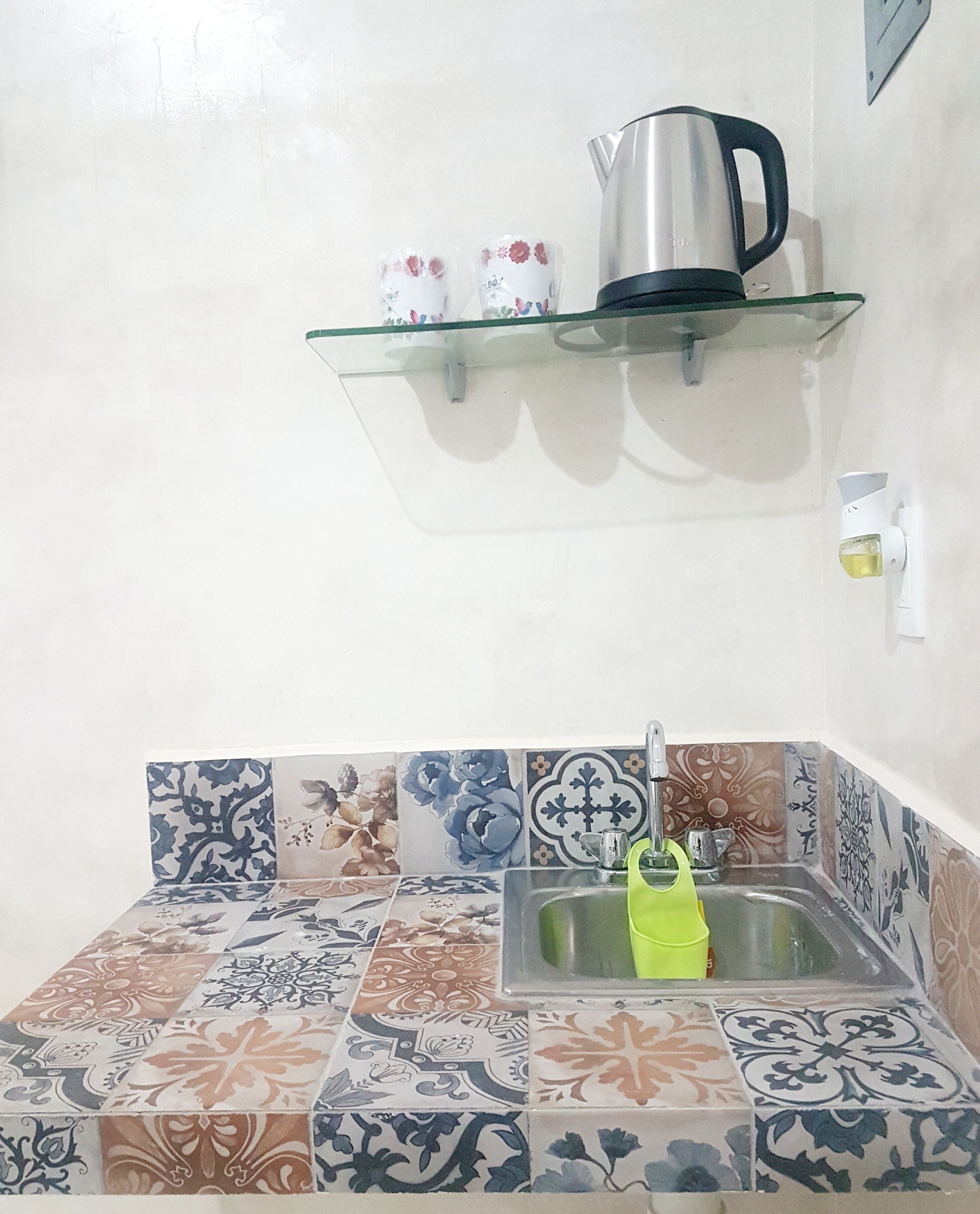 deluxe room, 1 queen bed | minibar, individually decorated, individually furnished