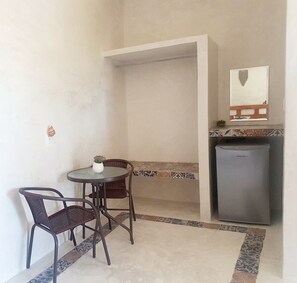 Deluxe Room, 1 King Bed | Minibar, individually decorated, individually furnished