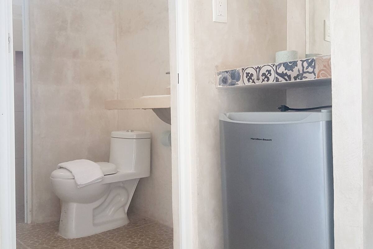 deluxe room, 1 king bed | minibar, individually decorated, individually furnished