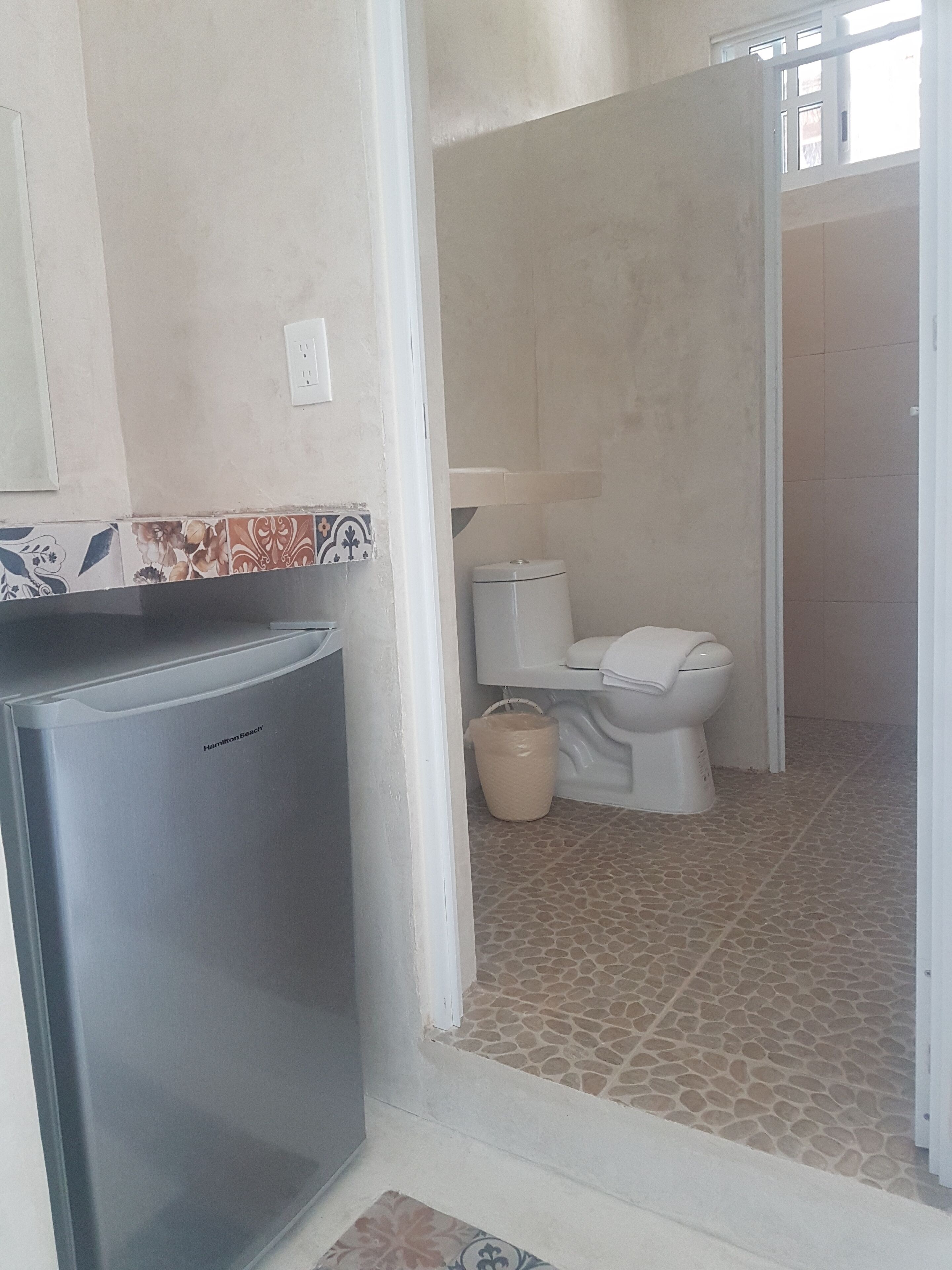 deluxe room, 1 king bed | minibar, individually decorated, individually furnished