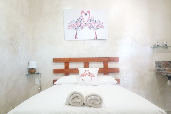 Deluxe Room, 1 Queen Bed | Minibar, individually decorated, individually furnished