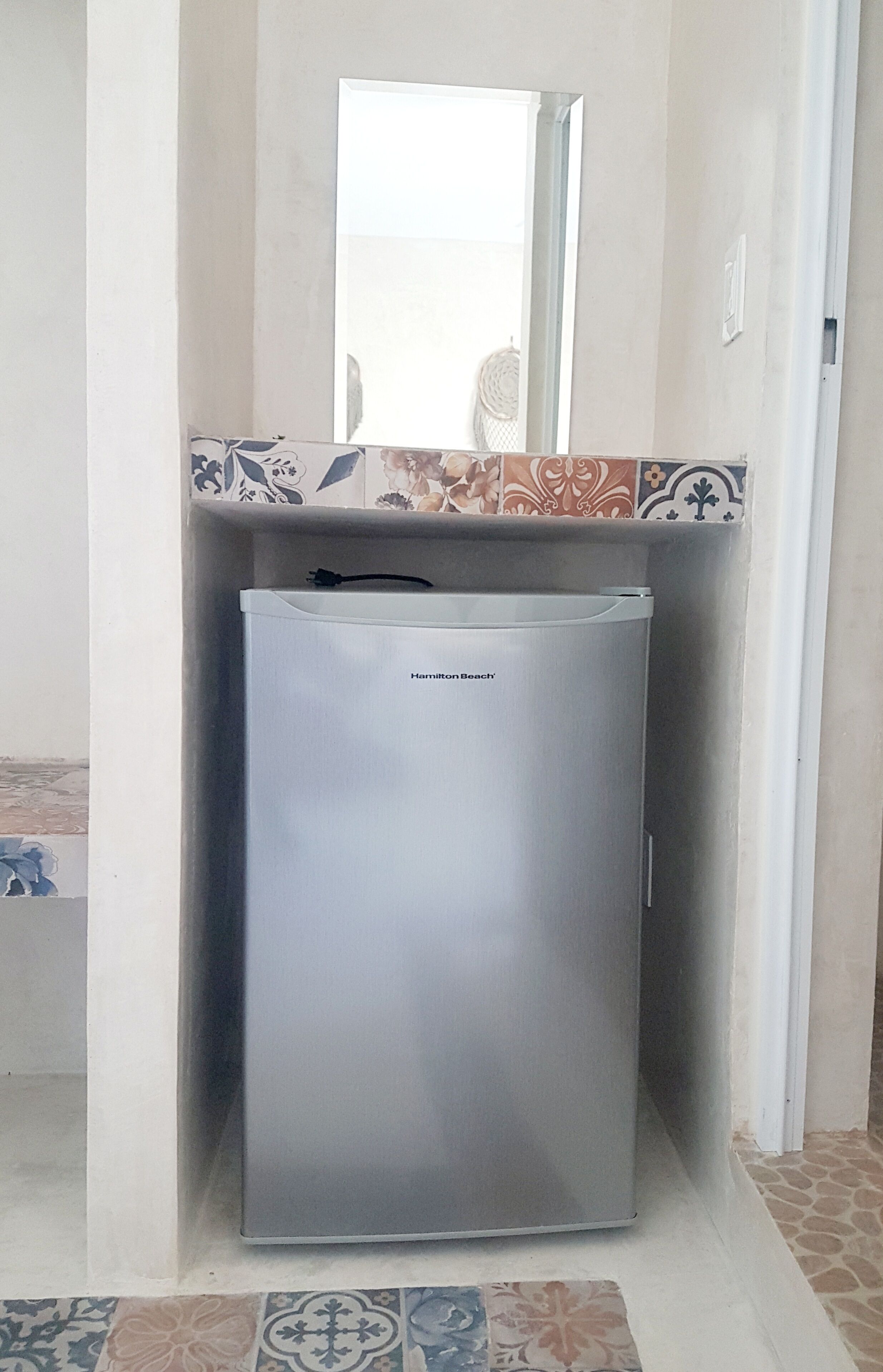 deluxe room, 1 queen bed | minibar, individually decorated, individually furnished