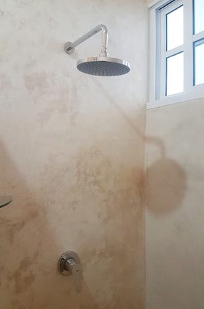 Chambre Deluxe, 1 trÚs grand lit | Salle de bain | Douche, douche à « effet pluie », articles de toilette gratuits
