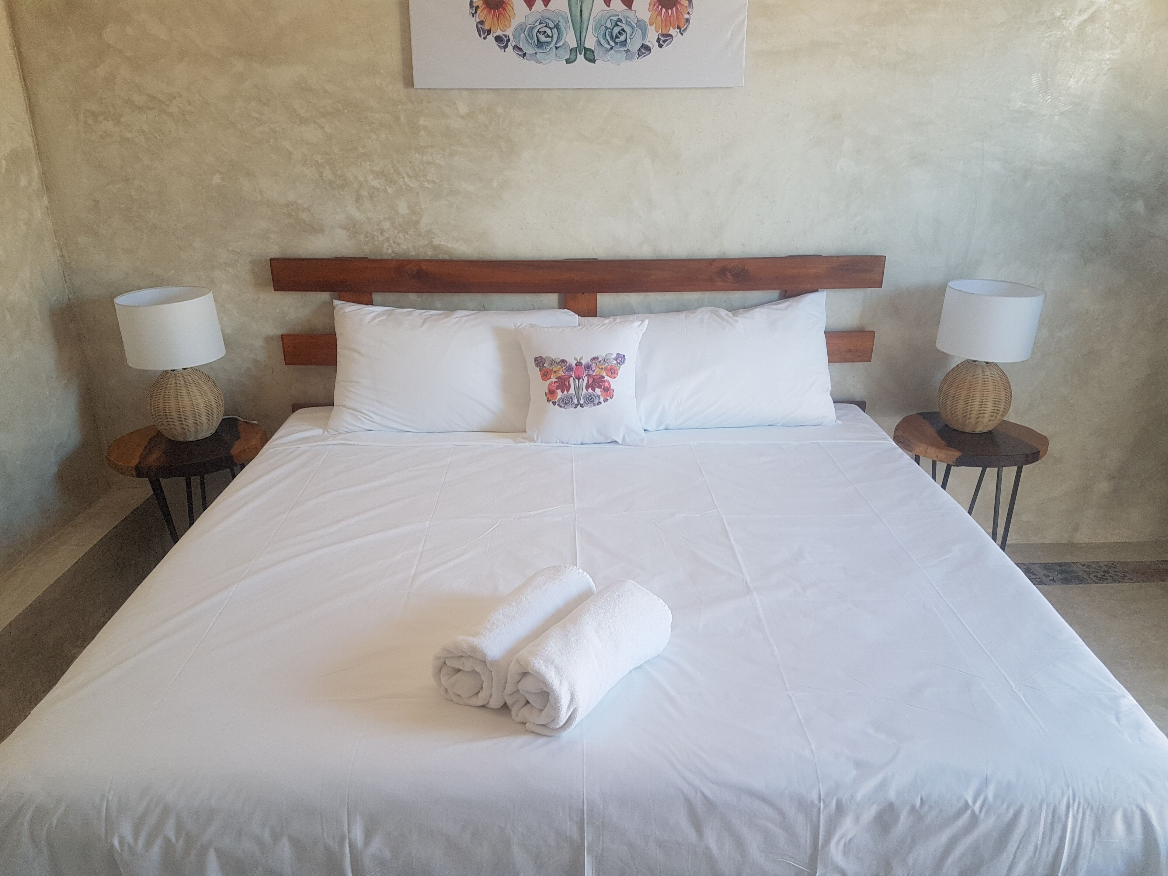 deluxe room, 1 king bed | minibar, individually decorated, individually furnished