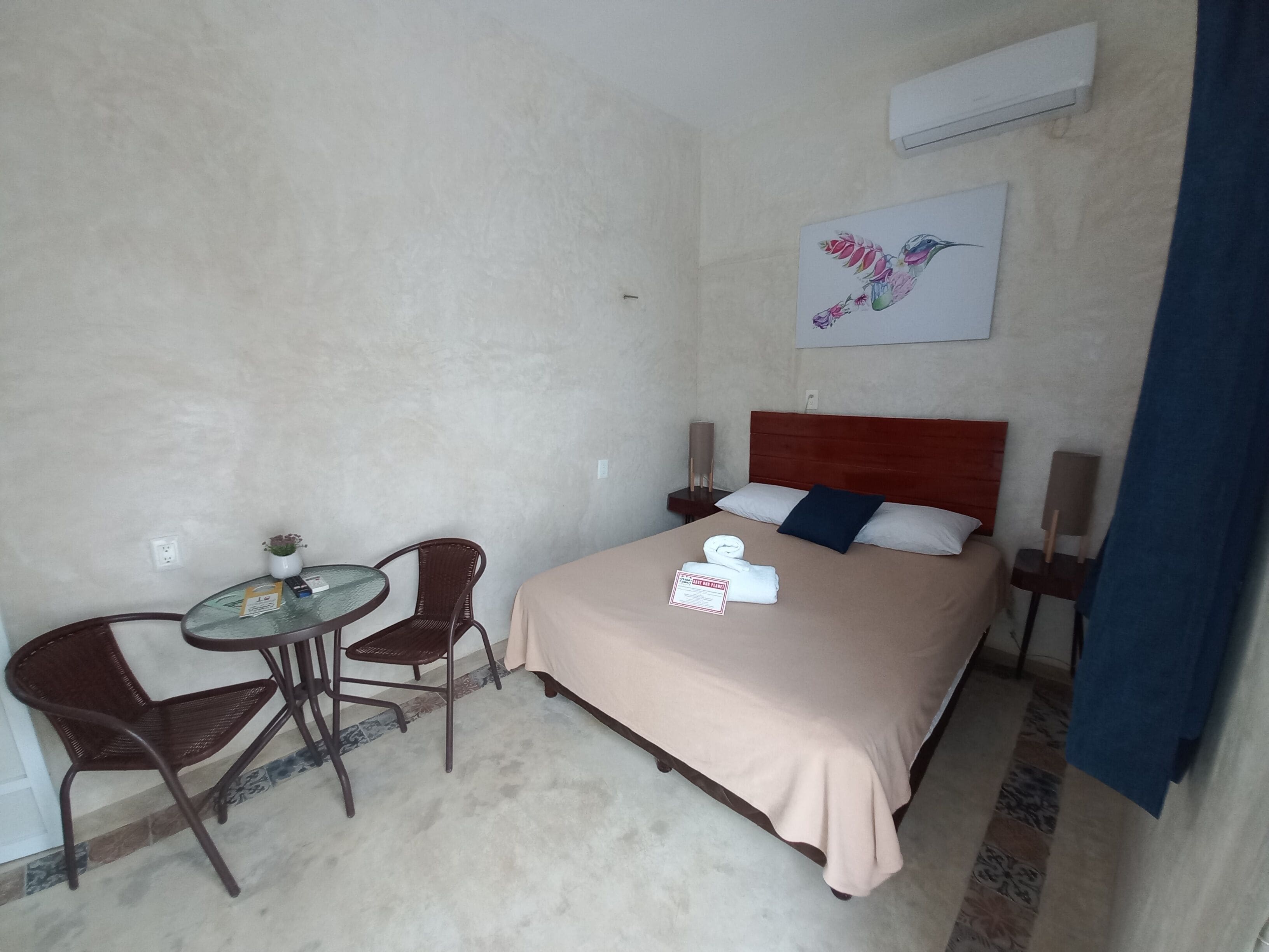 deluxe room, 1 queen bed | minibar, individually decorated, individually furnished