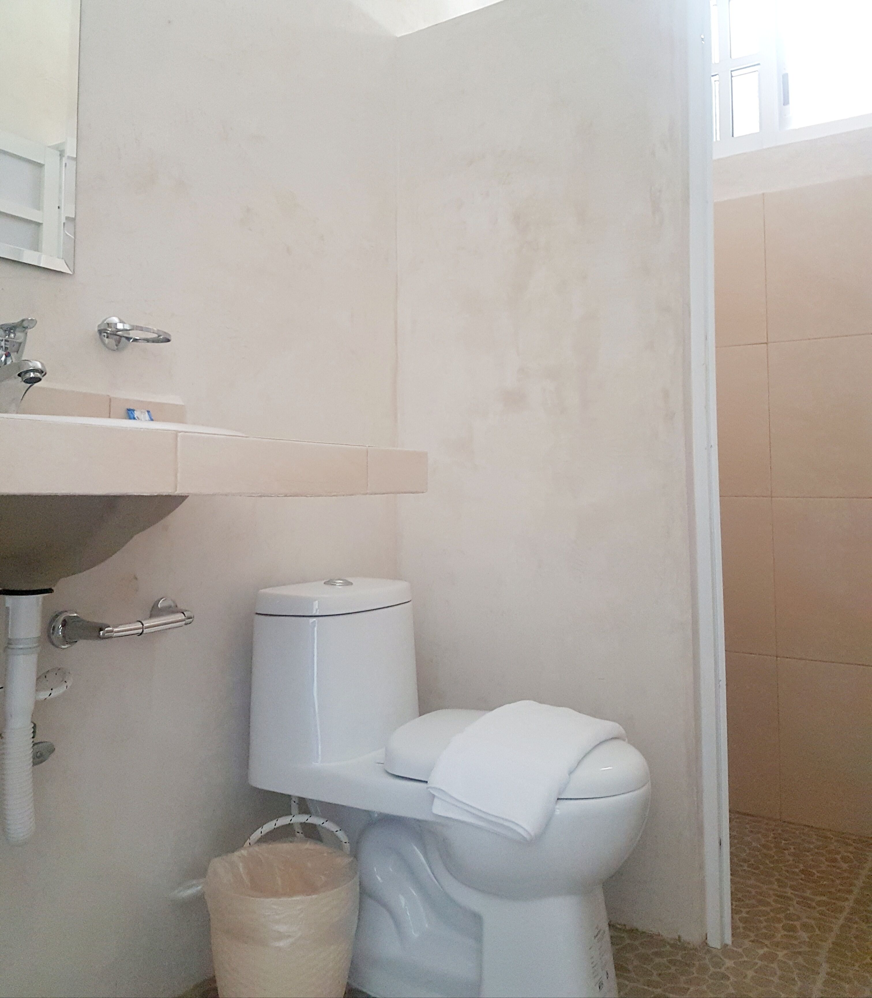 standard double room | bathroom | shower, rainfall showerhead, free toiletries, hair dryer