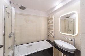 Bathtub, towels