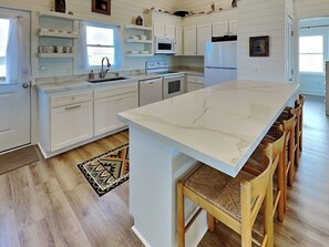Fridge, microwave, oven, stovetop - Walking On Sunshine-Pelican Level | Oceanfront (Topsail Beach)