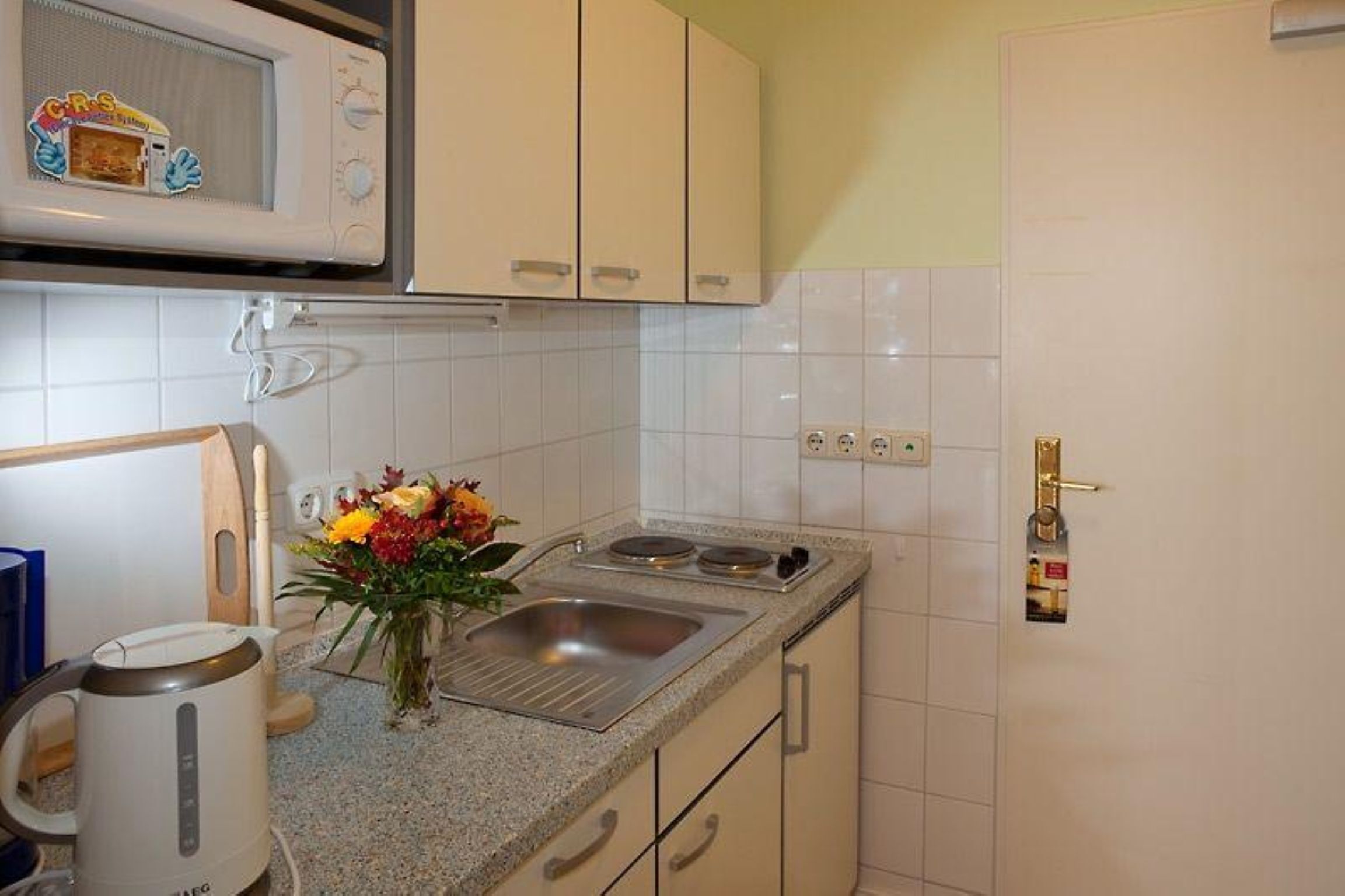 Kühlschrank, Mikrowelle, Wasserkocher mit Kaffee-/Teezubehör
