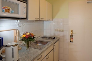 Kühlschrank, Mikrowelle, Wasserkocher mit Kaffee-/Teezubehör