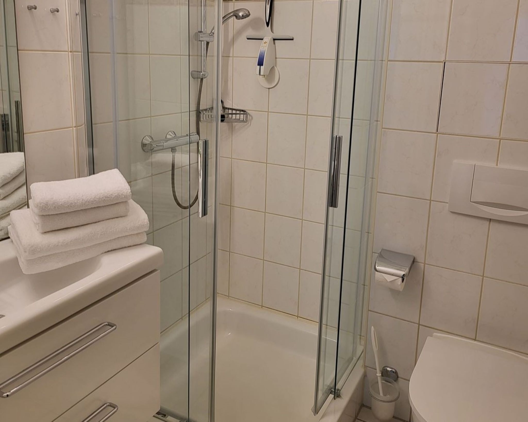 Dusche, Haartrockner, Handtücher, Seife