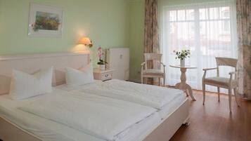 1 bedroom, desk, WiFi, bed sheets