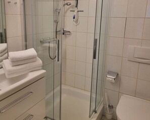 Haartrockner, Handtücher, Seife, Toilettenpapier