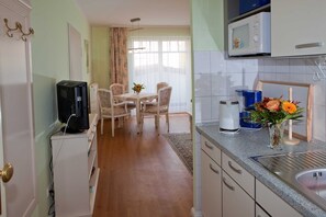 Kühlschrank, Mikrowelle, Wasserkocher mit Kaffee-/Teezubehör