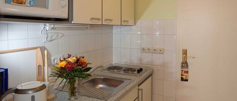 冷蔵庫、電子レンジ、食器洗い機、コーヒー / ティーメーカー