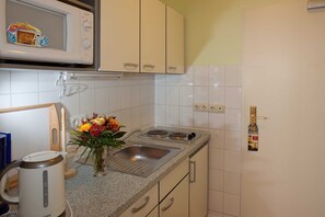 ثلاجة، ميكروويف، غسالة أطباق، ماكينة لصنع القهوة/الشاي