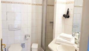 تجهيزات دش، مجففات شعر، مناشف، صابون
