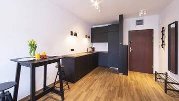 Kjøleskap, mikrobølgeovn, kokeplater og oppvaskmaskin