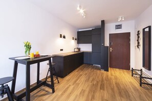 Kühlschrank, Mikrowelle, Herdplatte, Geschirrspüler