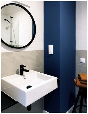 Shower, hair dryer, towels