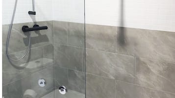 Douche, sĂšche-cheveux, serviettes fournies, shampoing