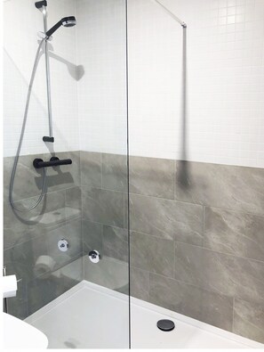 Shower, hair dryer, towels - Browar Gdański | Deluxe Studio for 4 People (Gdańsk)