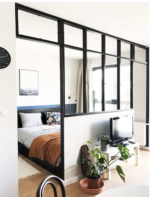 Tabla de planchar con plancha, wifi y ropa de cama