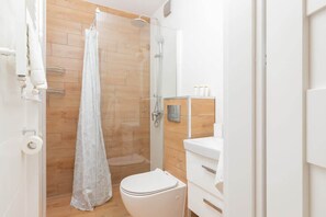 Douche, sèche-cheveux, serviettes fournies, shampoing