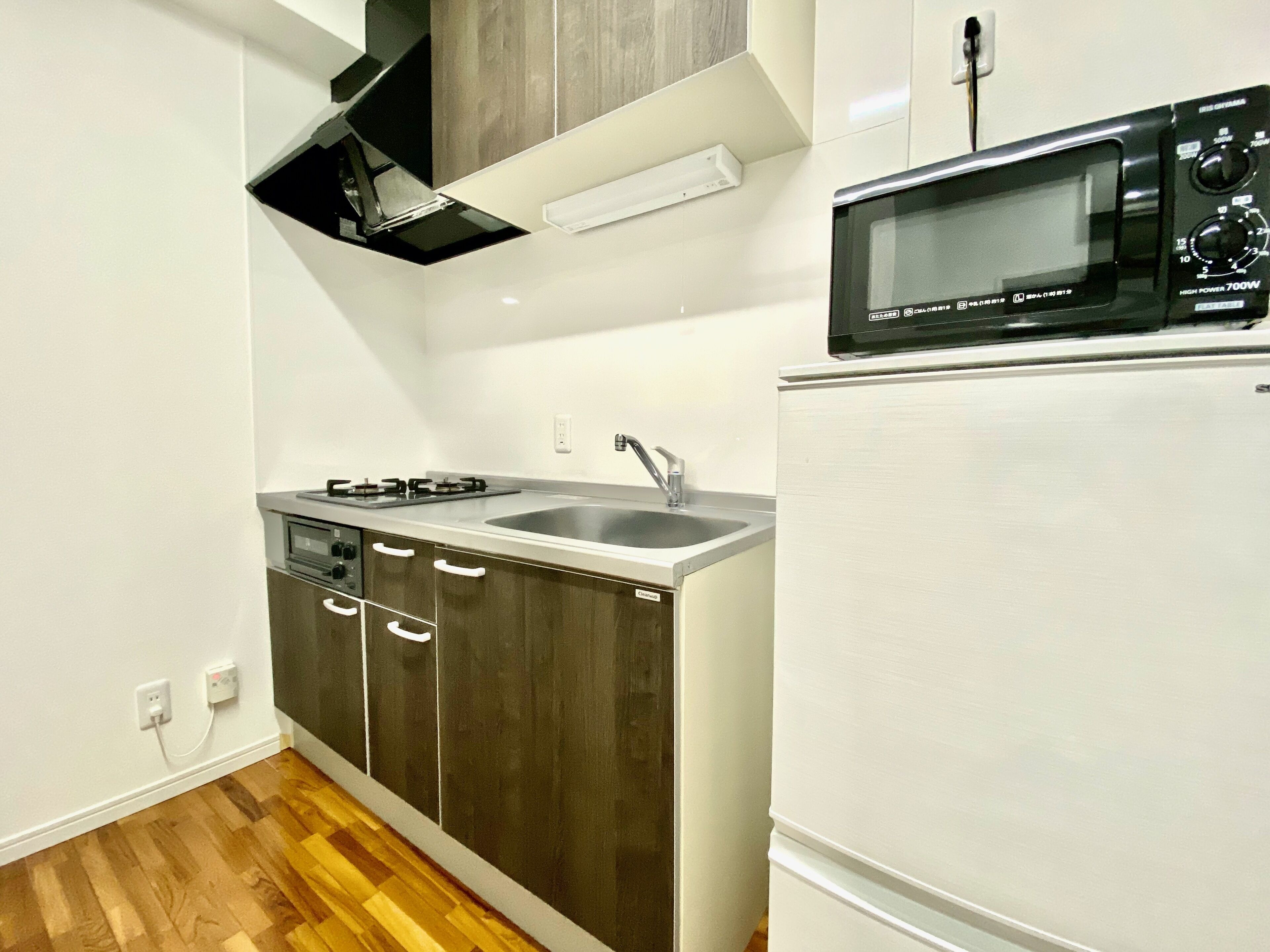 Frigorífico, microondas, placa de cocina y utensilios de cocina