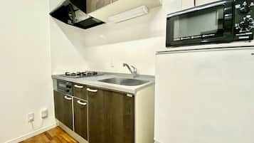 Frigorífico, microondas, placa de cocina y utensilios de cocina