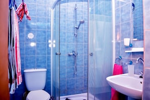 Junior-huoneisto | Kylpyhuone | Ilmaiset hygieniatuotteet, kylpytakit, bidee, pyyhkeet