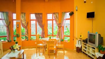 Senior Apartment | Ruang tamu | 16 inci televisyen dengan digital